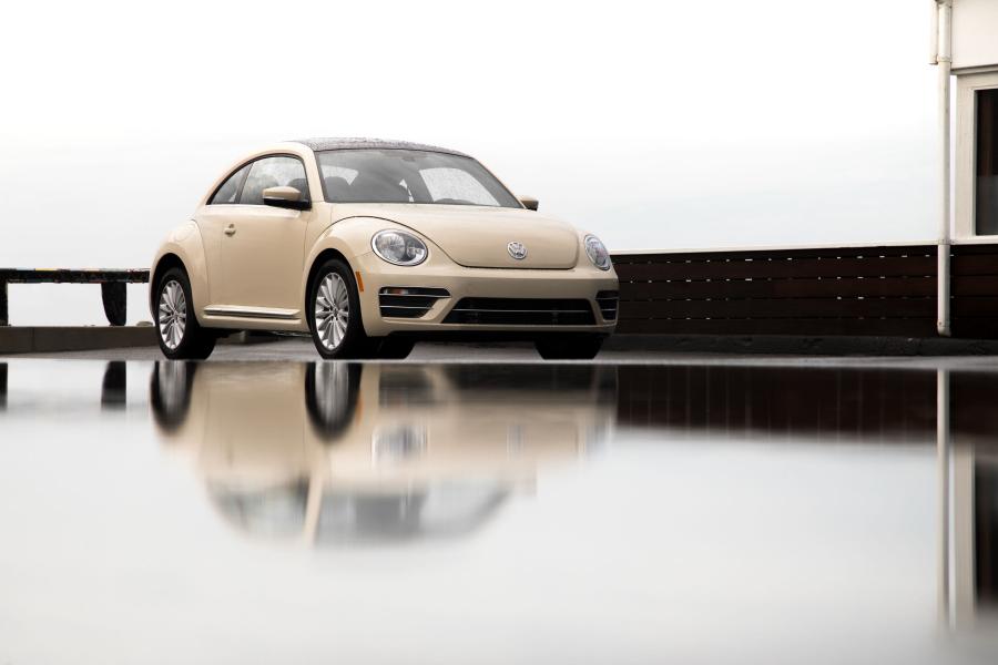  Volkswagen Beetle SE Final Edition 2018 года  (NA) (фото 12 из 15)